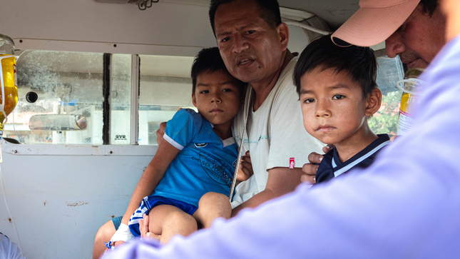  RSDM ::: 
Luego de la disposición Inmediata del Gobernador Regional de Loreto René Chávez a través de la Red de Salud Datem del Marañón , y en coordinación estrecha con el Seguro Integral de Salud - SIS; se logró evacuar a los menores desde la Comunidad de Palmiche en el Distrito de Cahuapanas.
Al promediar las 15:40 horas, llegaron los menores de iniciales S.B.I.C. de 5 años y J.J.I.C. de 7 años, ambos de la Etnia Shawi y acompañados por su mamá. 
Actualmente se encuentran siendo evaluados en el Hospital II-1 San Lorenzo, con funciones vitales estables y recibiendo el tratamiento adecuado para su pronta recuperación. 
Además en esta intervención, se dispuso además la dotación oportuna de medicamentos e insumos médicos para los Puestos de Palmiche, San Ramón de Sinar y San Miguel.