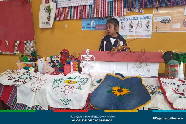 Con la participación de estudiantes, docentes y padres de familia de la I.E 82594 - Pachacutec, se realizó la Expoferia de materiales reciclables, donde se mostró trabajos elaborados a base botellas, plástico, cartón y más.
👉Esta actividad está dentro del plan de trabajo del programa EDUCA de la Municipalidad Provincial de Cajamarca, que tiene como objetivo generar una cultura ambiental en las instituciones educativas.
🤝La directora, María del Rosario Alcántara Chávez, manifestó que está agradecida por las capacitaciones que se vienen realizando en su institución por parte del municipio cajamarquino a través del programa EDUCA.