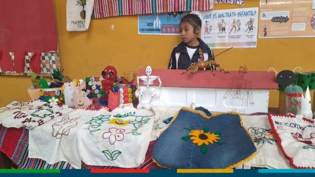 Con la participación de estudiantes, docentes y padres de familia de la I.E 82594 - Pachacutec, se realizó la Expoferia de materiales reciclables, donde se mostró trabajos elaborados a base botellas, plástico, cartón y más. 
👉Esta actividad está dentro del plan de trabajo del programa EDUCA de la Municipalidad Provincial de Cajamarca, que tiene como objetivo generar una cultura ambiental en las instituciones educativas.
🤝La directora, María del Rosario Alcántara Chávez, manifestó que está agradecida por las capacitaciones que se vienen realizando en su institución por parte del municipio cajamarquino a través del programa EDUCA. 