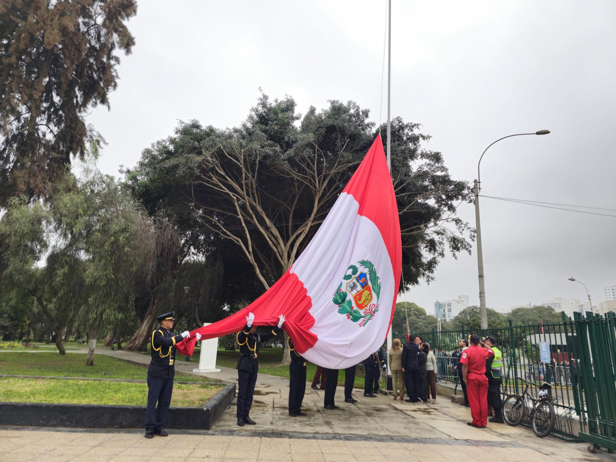 👏🏼 Jesús María volvió a vestir de rojo y blanco, luego de tres años, para celebrar el 202º aniversario de la Proclamación de la Independencia de nuestro país. 🇵🇪