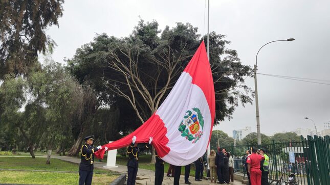 👏🏼 Jesús María volvió a vestir de rojo y blanco, luego de tres años, para celebrar el 202º aniversario de la Proclamación de la Independencia de nuestro país. 🇵🇪
