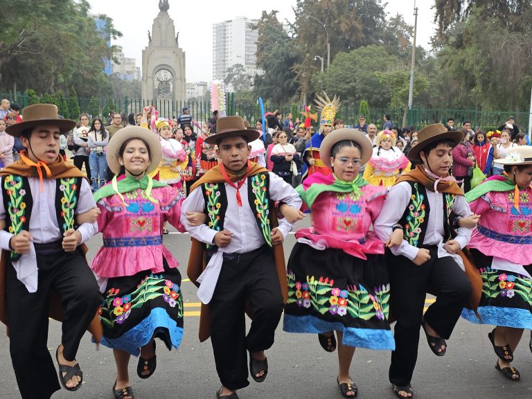 👏🏼 Jesús María volvió a vestir de rojo y blanco, luego de tres años, para celebrar el 202º aniversario de la Proclamación de la Independencia de nuestro país. 🇵🇪
