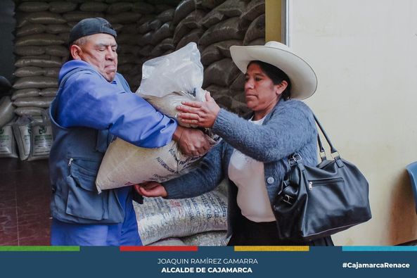 La Municipalidad Provincial de Cajamarca, a través de la Gerencia de Desarrollo Social y la subgerencia de Programas Sociales y Empadronamiento entregó insumos alimenticios a los comedores del Programa de Complementación Alimentaria (PCA).
👉Los alimentos brindados consisten en: arroz, aceite, menestras, caballa y otros productos, para los comedores de la zona rural y urbana, esto con el objetivo de seguir brindando el apoyo a los que más necesitan.
🤝Durante los siguientes días se continuará entregando todo el paquete de alimentos a los diferentes comedores de Cajamarca.
