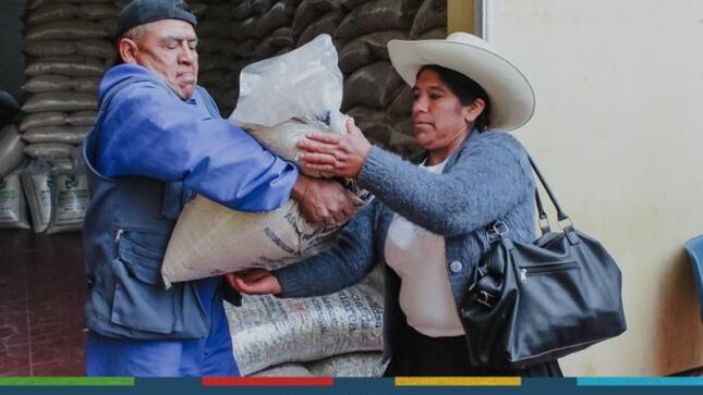 La Municipalidad Provincial de Cajamarca, a través de la Gerencia de Desarrollo Social y la subgerencia de Programas Sociales y Empadronamiento entregó insumos alimenticios a los comedores del Programa de Complementación Alimentaria (PCA).
👉Los alimentos brindados consisten en: arroz, aceite, menestras, caballa y otros productos, para los comedores de la zona rural y urbana, esto con el objetivo de seguir brindando el apoyo a los que más necesitan. 
🤝Durante los siguientes días se continuará entregando todo el paquete de alimentos a los diferentes comedores de Cajamarca. 