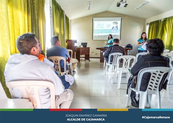 Con el objetivo de mantener una salud balanceada entre el estado físico y alimenticio, la gerencia de Seguridad Ciudadana inició los talleres de alimentación saludable para todo el personal.
👉Tras una alianza estratégica interinstitucional, personal de ESSALUD llegó hasta nuestras instalaciones para brindar el taller denominado "Mi salud, mi Vida" esto con el objetivo de brindarle mejores condiciones física a todo el personal. Durante este taller se han realizado tamizajes, descarte de enfermedades y actividad física.
🤝En esta ocasión la responsable del programa y personal de ESSALUD, Victoria Ríos manifestó que estos talleres buscan inculcar hábitos de vida saludables con la finalidad de prevenir enfermedades como diabetes o hipertensión y otras que puedan afectar la salud de todo el cuerpo de serenazgo que permanentemente ayuda a la población cajamarquina.
