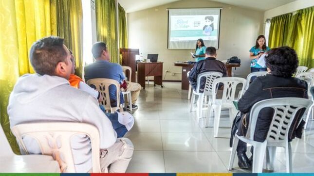 Con el objetivo de mantener una salud balanceada entre el estado físico y alimenticio, la gerencia de Seguridad Ciudadana inició los talleres de alimentación saludable para todo el personal. 
👉Tras una alianza estratégica interinstitucional, personal de ESSALUD llegó hasta nuestras instalaciones para brindar el taller denominado "Mi salud, mi Vida" esto con el objetivo de brindarle mejores condiciones física a todo el personal. Durante este taller se han realizado tamizajes, descarte de enfermedades y actividad física. 
🤝En esta ocasión la responsable del programa y personal de ESSALUD, Victoria Ríos manifestó que estos talleres buscan inculcar hábitos de vida saludables con la finalidad de prevenir enfermedades como diabetes o hipertensión y otras que puedan afectar la salud de todo el cuerpo de serenazgo que permanentemente ayuda a la población cajamarquina.