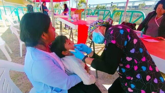 En una iniciativa para promover el cuidado de la salud, el alcalde provincial de Cajamarca, Joaquin Ramírez Gamarra, dispuso la realización de diferentes campañas médicas gratuitas en toda la ciudad. En esta oportunidad nuestro personal atendió a todos los asistentes al Complejo Pecuario Iscoconga.  
🤝A través de la clínica móvil, se realizó la atención a ciudadanos de todas las edades en las especialidades de atención a la mujer, odontología y la  entrega de medicamentos de manera gratuita con el fin de garantizar el acceso a tratamientos básicos. Esto es especialmente importante para la población que asiste al complejo pecuario y no tienen acceso regular al servicio de salud o que enfrentan dificultades económicas. 
📌La subgerente de salud, Jelem Becerra, manifestó que es importante destacar que esta campaña médica es completamente gratuita y está abierta para toda nuestra comunidad y que se realizará una vez por mes en el Complejo Pecuario Iscoconga, entendiendo que se tiene que atender otros puntos de la ciudad- 
👉Asimismo,  el gerente de desarrollo económico, Gustavo Seminario mencionó que estas campañas favorecen a la población que viene a comercializar al complejo Pecuario, esto bajo el marco de que queremos un sitio seguro para el bienestar de la población asistente.