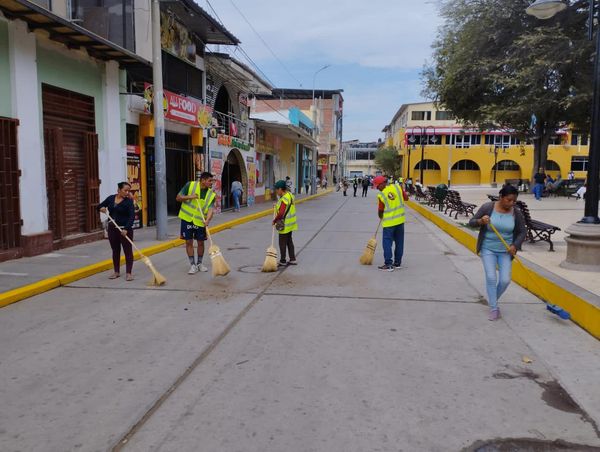 Sentenciados A Trabajos Comunitarios Con Apoyo De La Municipalidad De Sullana Realizan Limpieza Y Pintado Del Cercado De La Ciudad