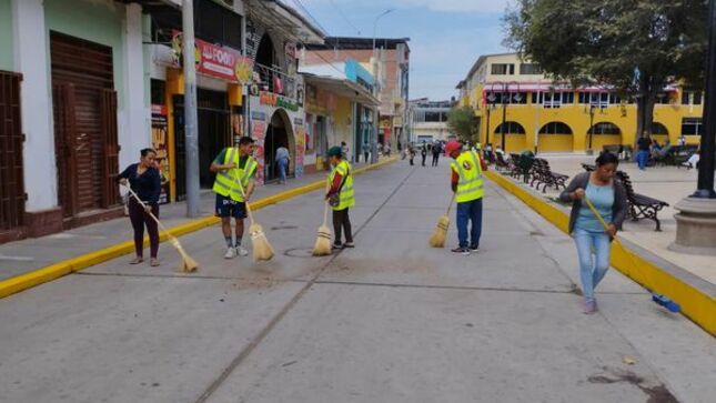 Sentenciados A Trabajos Comunitarios Con Apoyo De La Municipalidad De Sullana Realizan Limpieza Y Pintado Del Cercado De La Ciudad