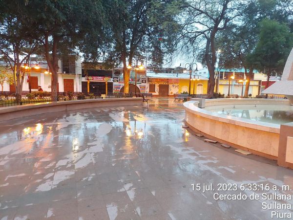 INTENSA JORNADA DE LIMPIEZA DE LA PLAZA DE ARMAS DE SULLANA