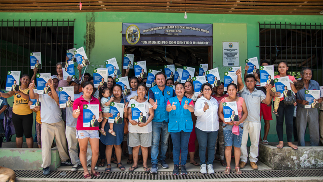 Entrega de  títulos de propiedad a los vecinos del centro poblado Providencia.