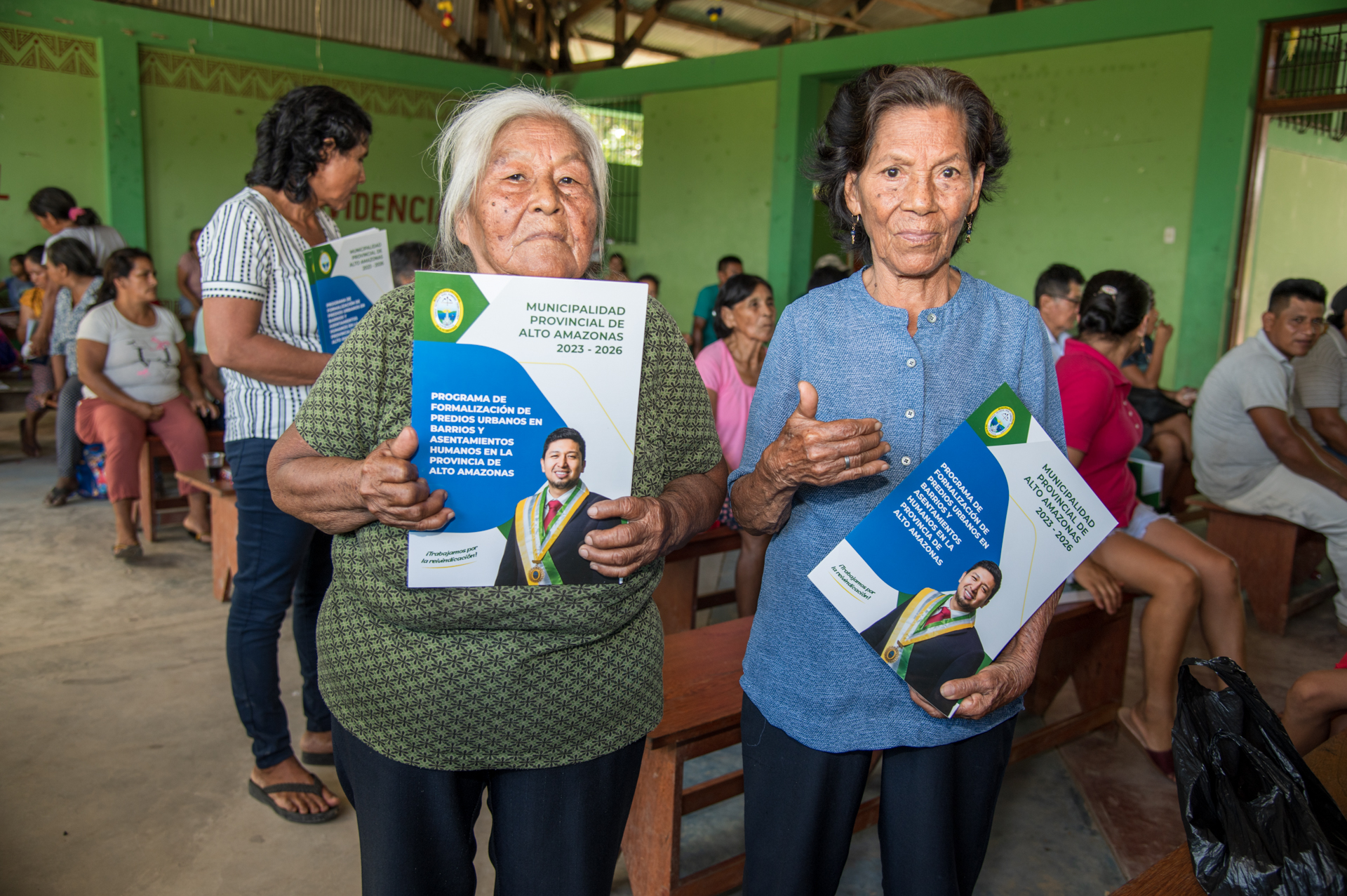 Entrega de títulos de propiedad a los vecinos del centro poblado Providencia.