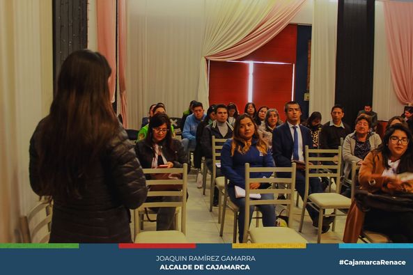La Municipalidad Provincial de Cajamarca, a través de la gerencia de Desarrollo Social y el Programa “Renace Mujer y Familia” realizaron la reunión de la Instancia Provincial de Concertación para Prevenir Sancionar y Erradicar la Violencia contra las mujeres y los integrantes del grupo familiar con los distintos actores de las instituciones pertenecientes.
👉Con el firme compromiso de la gestión actual, erradicar la violencia contra la mujer se llevó a cabo esta importante reunión, para continuar con el plan de trabajo que tiene como finalidad elaborar, implementar, monitorear y evaluar las políticas públicas encargadas de combatir la violencia contra las mujeres y los integrantes del grupo familiar, y promover el cumplimiento de la Ley Nº 30364.
🤝Además, garantizar una vida libre de violencia y el reconocimiento de los derechos humanos fundamentales de las mujeres y los Integrantes del Grupo Familiar a lo largo de toda su vida; en estrecha coordinación y articulación entre las instituciones públicas y privadas.
