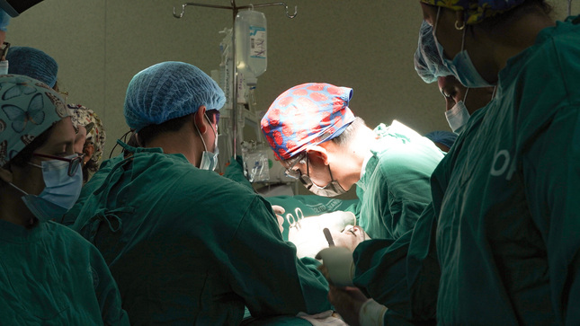 Médicos del hospital Hipólito Unanue salvan la vida de paciente con lesión de 7 cm en la tráquea