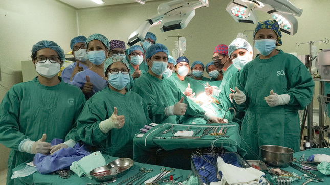 Médicos del hospital Hipólito Unanue salvan la vida de paciente con lesión de 7 cm en la tráquea