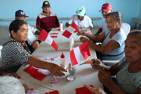Adultos mayores de Cancas participan de taller de manualidades