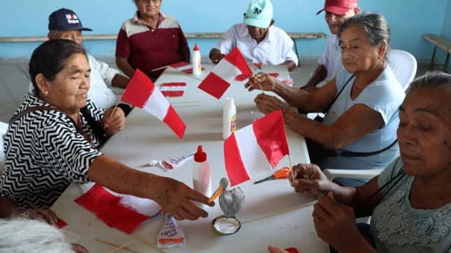 Adultos mayores de Cancas participan de taller de manualidades 