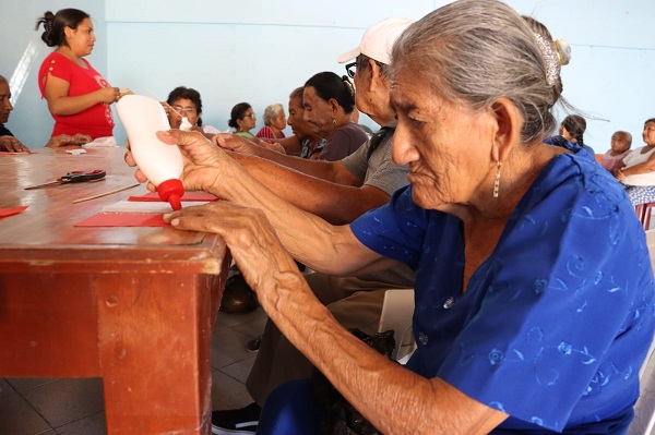Adultos mayores de Cancas participan de taller de manualidades