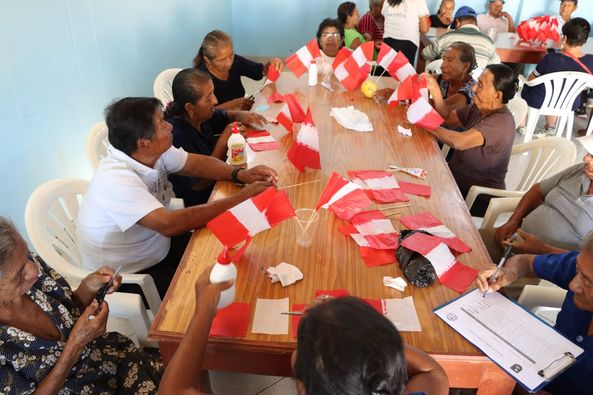 Adultos mayores de Cancas participan de taller de manualidades