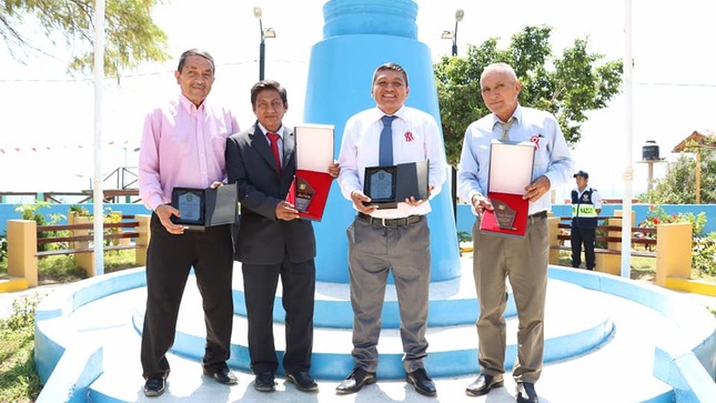 Alcalde reconoció la labor que desempeñan los maestros de Canoas de Punta Sal
