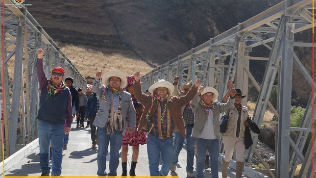 El Alcalde de la Municipalidad Distrital de Colquemarca, Prof. Santos Oviedo Ataucuri, participó en la emocionante ceremonia de inauguración del nuevo Puente Modular "Huayllabamba". El puente, que se extiende sobre el río Santo Tomás, tiene una longitud de 56 metros y representa un hito importante para la conectividad de nuestro distrito y el hermano distrito de Llusco.
El evento contó con la participación de distinguidas personalidades, entre ellas el Director Regional de PROVIAS Descentralizado Cusco, Ing. Jose Carlos Villena, el Sr. Jaime Mantilla Chancuaña, Alcalde de la Municipalidad Distrital de Llusco, la Subprefecta del Distrito de Llusco, y otras autoridades relevantes de la región.
Cabe destacar que, meses atrás, tanto el Alcalde Santos Oviedo Ataucuri como el Alcalde Jaime Mantilla Chancuaña firmaron un importante convenio de cooperación interinstitucional. Dicho convenio tenía como objetivo principal la gestión y ejecución del asfaltado de la carretera Huascja Colquemarca - Chaccaray Llusco, una obra largamente anhelada por nuestros ciudadanos.
Durante la ceremonia de inauguración, el Alcalde Prof. Santos Oviedo Ataucuri expresó su satisfacción por el progreso alcanzado hasta el momento y destacó el compromiso de la Municipalidad Distrital de Colquemarca en la elaboración del perfil y expediente técnico necesarios para llevar a cabo tan importante proyecto. Asimismo, hizo hincapié en que esta obra beneficiará directamente a los habitantes de nuestra localidad, mejorando la conectividad y generando un impacto positivo en el desarrollo económico y social.
La Municipalidad Distrital de Colquemarca se enorgullece de haber participado de esta significativa mejora en la infraestructura vial y agradece a todas las autoridades y entidades involucradas por su apoyo y compromiso en la realización de este proyecto. Continuaremos trabajando arduamente para impulsar el desarrollo y el bienestar de nuestra comunidad.
¡Colquemarca, un nuevo comienzo con oportunidades para todos!
Prof. Santos Oviedo Ataucuri - Alcalde
Gestión 2023 - 2026.
