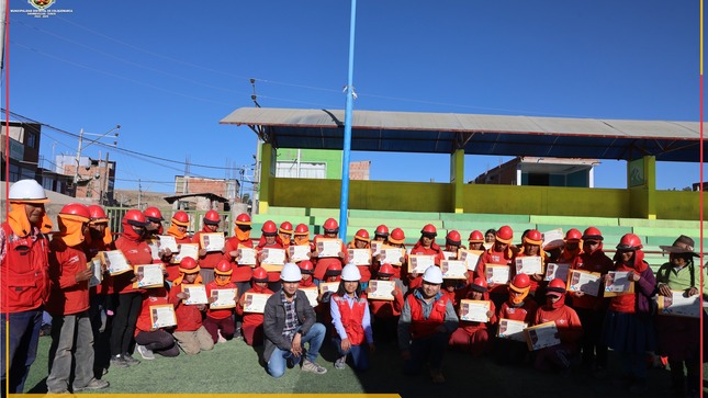 El programa "Lurawi Perú" llega a su conclusión con una exitosa jornada de limpieza, mantenimiento y acondicionamiento de los espacios públicos de la Avenida La Cultura, Calle Concepción y Calle San Antonio. El evento contó con la presencia del Ing. Residente Kevin Sánchez Hurtado, el Ing. Supervisor David Dueñas Saire y el equipo técnico.
El programa "Lurawi Perú" es una iniciativa conjunta del Ministerio de Trabajo y Promoción del Empleo del Perú y la Municipalidad Distrital de Colquemarca, con el objetivo de brindar oportunidades laborales temporales a personas vulnerables de nuestra comunidad. En esta ocasión, más de 65 beneficiarios tuvieron la oportunidad de participar en esta valiosa experiencia.
En reconocimiento a su arduo trabajo y dedicación, se entregaron constancias de trabajo a todos los beneficiarios de "Lurawi Perú". Estas constancias no solo representan el esfuerzo individual de cada persona, sino también el compromiso colectivo de la comunidad de Colquemarca para promover el desarrollo local y mejorar las condiciones de vida de aquellos que más lo necesitan.
La Municipalidad Distrital de Colquemarca agradece a todos los participantes por su valiosa contribución y su compromiso con nuestra comunidad. Asimismo, extiende su gratitud al Ministerio de Trabajo y Promoción del Empleo del Perú por su apoyo continuo en la implementación de programas que fomentan la generación de empleo y mejoran la calidad de vida de nuestros ciudadanos más vulnerables.
Como entidad responsable, seguiremos trabajando de la mano con diferentes actores y programas sociales para fortalecer nuestro compromiso de velar por el bienestar y desarrollo de Colquemarca y sus habitantes.
¡Colquemarca, un nuevo comienzo con oportunidades para todos!
Prof. Santos Oviedo Ataucuri - Alcalde
Gestión 2023 - 2026.
