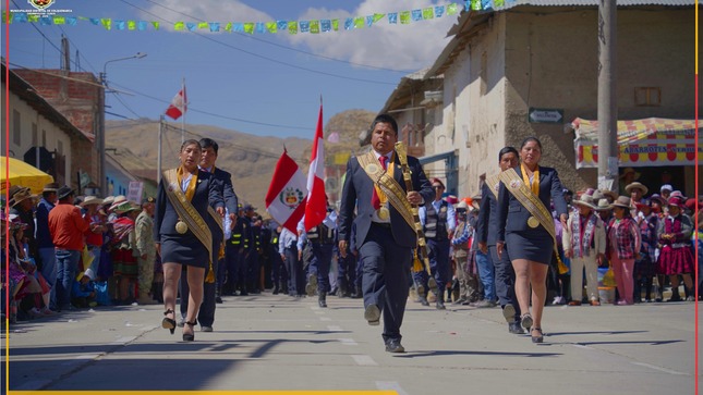 La Municipalidad Distrital participó en el desfile de saludo por el 184º Aniversario de Creación Política del hermano distrito de Velille, con una comitiva encabezada por alcalde Prof. Santos Oviedo Ataucuri, acompañado por su Plana de Regidores y Jefes de Línea. 
El evento, que se llevó a cabo en un ambiente de camaradería y conmemoración, contó con la participación de representantes de diversos sectores de nuestra sociedad, quienes se unieron para rendir homenaje a la historia y cultura de Velille, consolidando los lazos de hermandad.
El desfile, enmarcado en una jornada festiva y llena de color, resaltó las tradiciones y el patrimonio cultural de Velille, siendo este un momento oportuno para el intercambio de experiencias y el enriquecimiento mutuo entre ambos distritos.
La Municipaldiad Distrital de Colquemarca destaca la importancia de estos eventos de confraternidad, que permiten estrechar lazos de amistad y cooperación con otras localidades vecinas, en pos del desarrollo conjunto y el crecimiento regional.
¡Colquemarca, un nuevo comienzo con oportunidades para todos!
Prof. Santos Oviedo Ataucuri - Alcalde
Gestión 2023 - 2026.
