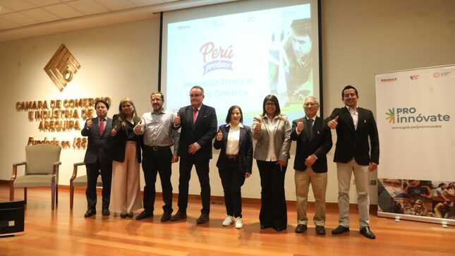 Ministra de Mype e Industria, Carla Sosa, junto al Director Ejecutivo de ProInnóvate, Alejandro Afuso y otros representantes de gremios empresariales  y funcionarios públicos presentes en el lanzamiento de la iniciativa Perú Produce: Innovación frente al cambio climático 