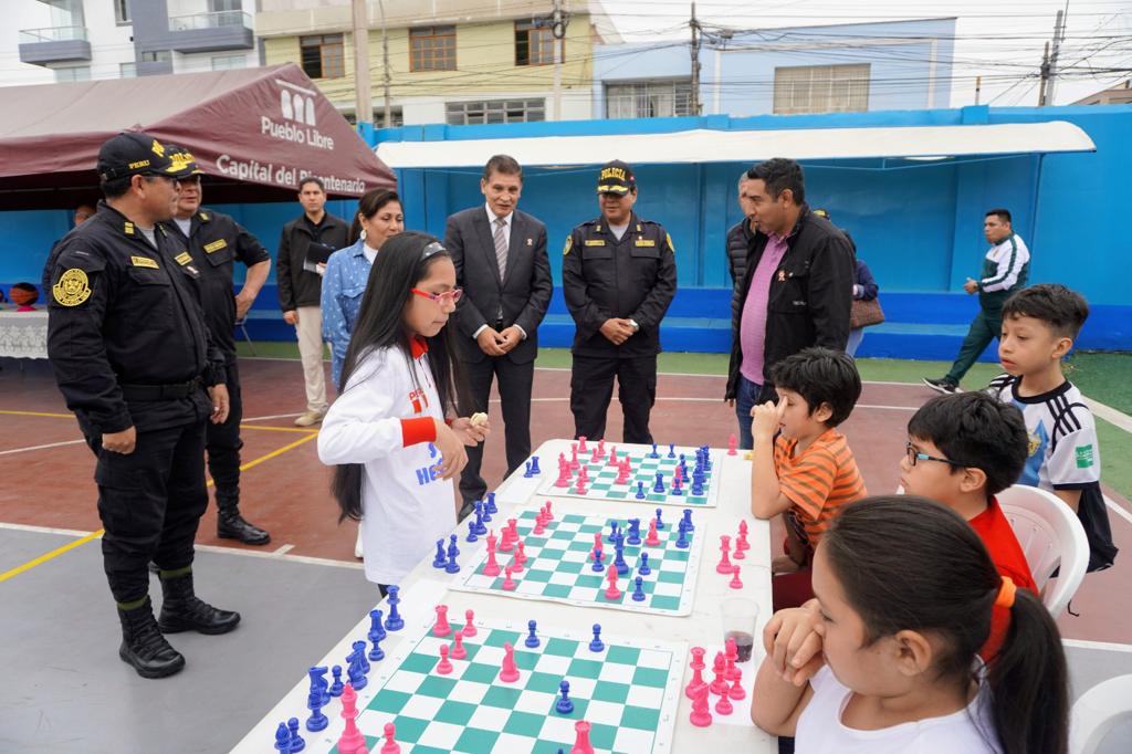 Más de 50 niñas, niños y adolescentes de Pueblo Libre serán beneficiados con los talleres deportivos y culturales que brinda la comuna de este distrito, gracias a un trabajo conjunto con el Ministerio del Interior (Mininter) y la Policía Nacional del Perú (PNP), a través de la iniciativa Zonna Segura.
Se trata de cursos gratuitos de fútbol, vóley, básquet, taekwondo y danzas, que están disponibles para menores de edad que viven en zonas de alto riesgo identificadas por la comisaría del sector. Estos talleres se vienen dictando en las tardes y los fines de semana.
La iniciativa Zonna Segura es una inversión en el futuro del país, ya que busca ofrecer una alternativa atractiva, llena de oportunidades y experiencias enriquecedoras para las nuevas generaciones, además de promover espacios donde puedan crecer y desarrollarse, destacó el viceministro de Seguridad Pública, Héctor Loayza.
Por su parte, el comisario de Pueblo Libre, comandante PNP Johny Gonzales, expresó su compromiso en fortalecer los programas preventivos de su unidad policial dirigidos a niñas, niños y adolescentes.
Los talleres deportivos y culturales fueron inaugurados recientemente por la Municipalidad de Pueblo Libre y la Policía Nacional en una ceremonia realizada en el Campo Deportivo Túpac Amaru.
La actividad contó con un acto de juramentación de los menores de edad que participarán de los cursos, a cargo del exfutbolista José Luis “Puma” Carranza, un espectáculo artístico y una exhibición de las disciplinas que se impartirán.
Además de las autoridades mencionadas, participaron en la ceremonia la alcaldesa del distrito Mónica Tello, así como representantes de la Dirección de Seguridad Ciudadana y de la Región Policial Lima de la PNP, entre otros.
Cabe resaltar que la iniciativa Zonna Segura es una estrategia iniciada por el sector Interior para fortalecer, con apoyo de los gobiernos locales, los programas preventivos de la Policía Nacional para niñas, niños y adolescentes, como los clubes de menores, la Policía escolar y las patrullas juveniles.