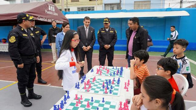 Más de 50 niñas, niños y adolescentes de Pueblo Libre serán beneficiados con los talleres deportivos y culturales que brinda la comuna de este distrito, gracias a un trabajo conjunto con el Ministerio del Interior (Mininter) y la Policía Nacional del Perú (PNP), a través de la iniciativa Zonna Segura. 
Se trata de cursos gratuitos de fútbol, vóley, básquet, taekwondo y danzas, que están disponibles para menores de edad que viven en zonas de alto riesgo identificadas por la comisaría del sector. Estos talleres se vienen dictando en las tardes y los fines de semana. 
La iniciativa Zonna Segura es una inversión en el futuro del país, ya que busca ofrecer una alternativa atractiva, llena de oportunidades y experiencias enriquecedoras para las nuevas generaciones, además de promover espacios donde puedan crecer y desarrollarse, destacó el viceministro de Seguridad Pública, Héctor Loayza.
Por su parte, el comisario de Pueblo Libre, comandante PNP Johny Gonzales, expresó su compromiso en fortalecer los programas preventivos de su unidad policial dirigidos a niñas, niños y adolescentes. 
Los talleres deportivos y culturales fueron inaugurados recientemente por la Municipalidad de Pueblo Libre y la Policía Nacional en una ceremonia realizada en el Campo Deportivo Túpac Amaru.
La actividad contó con un acto de juramentación de los menores de edad que participarán de los cursos, a cargo del exfutbolista José Luis “Puma” Carranza, un espectáculo artístico y una exhibición de las disciplinas que se impartirán.
Además de las autoridades mencionadas, participaron en la ceremonia la alcaldesa del distrito Mónica Tello, así como representantes de la Dirección de Seguridad Ciudadana y de la Región Policial Lima de la PNP, entre otros. 
Cabe resaltar que la iniciativa Zonna Segura es una estrategia iniciada por el sector Interior para fortalecer, con apoyo de los gobiernos locales, los programas preventivos de la Policía Nacional para niñas, niños y adolescentes, como los clubes de menores, la Policía escolar y las patrullas juveniles. 
