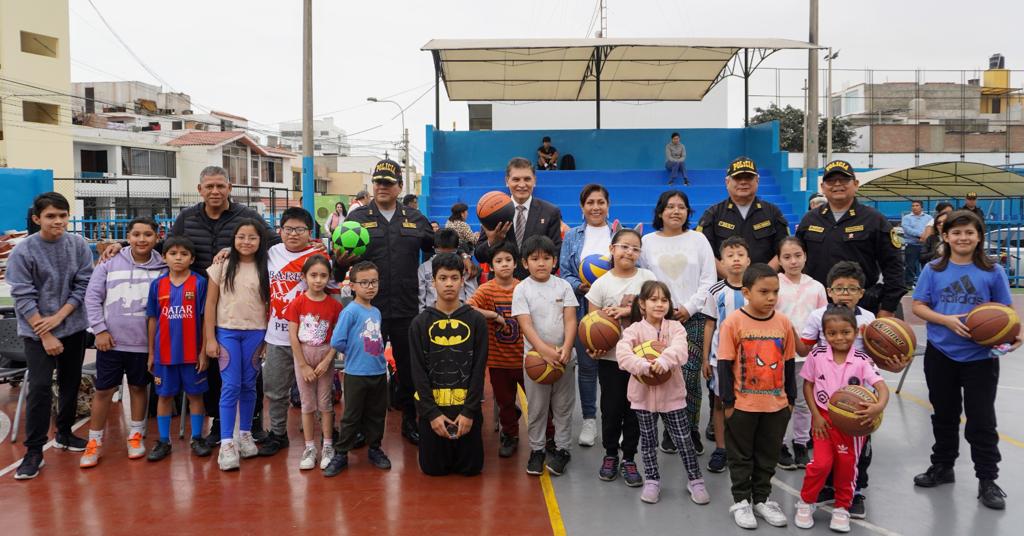 Más de 50 niñas, niños y adolescentes de Pueblo Libre serán beneficiados con los talleres deportivos y culturales que brinda la comuna de este distrito, gracias a un trabajo conjunto con el Ministerio del Interior (Mininter) y la Policía Nacional del Perú (PNP), a través de la iniciativa Zonna Segura.
Se trata de cursos gratuitos de fútbol, vóley, básquet, taekwondo y danzas, que están disponibles para menores de edad que viven en zonas de alto riesgo identificadas por la comisaría del sector. Estos talleres se vienen dictando en las tardes y los fines de semana.
La iniciativa Zonna Segura es una inversión en el futuro del país, ya que busca ofrecer una alternativa atractiva, llena de oportunidades y experiencias enriquecedoras para las nuevas generaciones, además de promover espacios donde puedan crecer y desarrollarse, destacó el viceministro de Seguridad Pública, Héctor Loayza.
Por su parte, el comisario de Pueblo Libre, comandante PNP Johny Gonzales, expresó su compromiso en fortalecer los programas preventivos de su unidad policial dirigidos a niñas, niños y adolescentes.
Los talleres deportivos y culturales fueron inaugurados recientemente por la Municipalidad de Pueblo Libre y la Policía Nacional en una ceremonia realizada en el Campo Deportivo Túpac Amaru.
La actividad contó con un acto de juramentación de los menores de edad que participarán de los cursos, a cargo del exfutbolista José Luis “Puma” Carranza, un espectáculo artístico y una exhibición de las disciplinas que se impartirán.
Además de las autoridades mencionadas, participaron en la ceremonia la alcaldesa del distrito Mónica Tello, así como representantes de la Dirección de Seguridad Ciudadana y de la Región Policial Lima de la PNP, entre otros.
Cabe resaltar que la iniciativa Zonna Segura es una estrategia iniciada por el sector Interior para fortalecer, con apoyo de los gobiernos locales, los programas preventivos de la Policía Nacional para niñas, niños y adolescentes, como los clubes de menores, la Policía escolar y las patrullas juveniles.