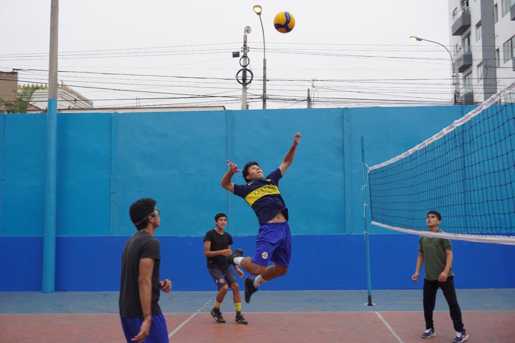 Más de 50 niñas, niños y adolescentes de Pueblo Libre serán beneficiados con los talleres deportivos y culturales que brinda la comuna de este distrito, gracias a un trabajo conjunto con el Ministerio del Interior (Mininter) y la Policía Nacional del Perú (PNP), a través de la iniciativa Zonna Segura.
Se trata de cursos gratuitos de fútbol, vóley, básquet, taekwondo y danzas, que están disponibles para menores de edad que viven en zonas de alto riesgo identificadas por la comisaría del sector. Estos talleres se vienen dictando en las tardes y los fines de semana.
La iniciativa Zonna Segura es una inversión en el futuro del país, ya que busca ofrecer una alternativa atractiva, llena de oportunidades y experiencias enriquecedoras para las nuevas generaciones, además de promover espacios donde puedan crecer y desarrollarse, destacó el viceministro de Seguridad Pública, Héctor Loayza.
Por su parte, el comisario de Pueblo Libre, comandante PNP Johny Gonzales, expresó su compromiso en fortalecer los programas preventivos de su unidad policial dirigidos a niñas, niños y adolescentes.
Los talleres deportivos y culturales fueron inaugurados recientemente por la Municipalidad de Pueblo Libre y la Policía Nacional en una ceremonia realizada en el Campo Deportivo Túpac Amaru.
La actividad contó con un acto de juramentación de los menores de edad que participarán de los cursos, a cargo del exfutbolista José Luis “Puma” Carranza, un espectáculo artístico y una exhibición de las disciplinas que se impartirán.
Además de las autoridades mencionadas, participaron en la ceremonia la alcaldesa del distrito Mónica Tello, así como representantes de la Dirección de Seguridad Ciudadana y de la Región Policial Lima de la PNP, entre otros.
Cabe resaltar que la iniciativa Zonna Segura es una estrategia iniciada por el sector Interior para fortalecer, con apoyo de los gobiernos locales, los programas preventivos de la Policía Nacional para niñas, niños y adolescentes, como los clubes de menores, la Policía escolar y las patrullas juveniles.