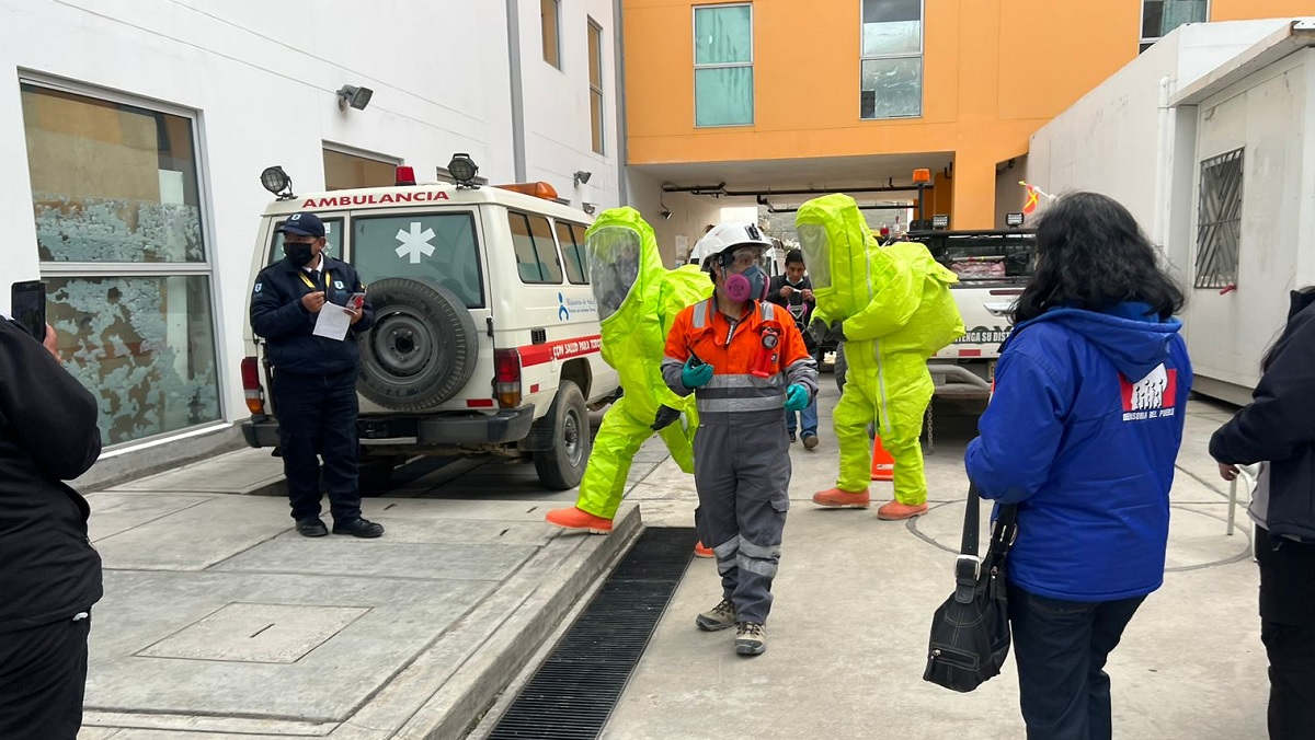 jefa de la oficina de la Defensoría del Pueblo en Pasco supervisando acciones ante fuga de gas