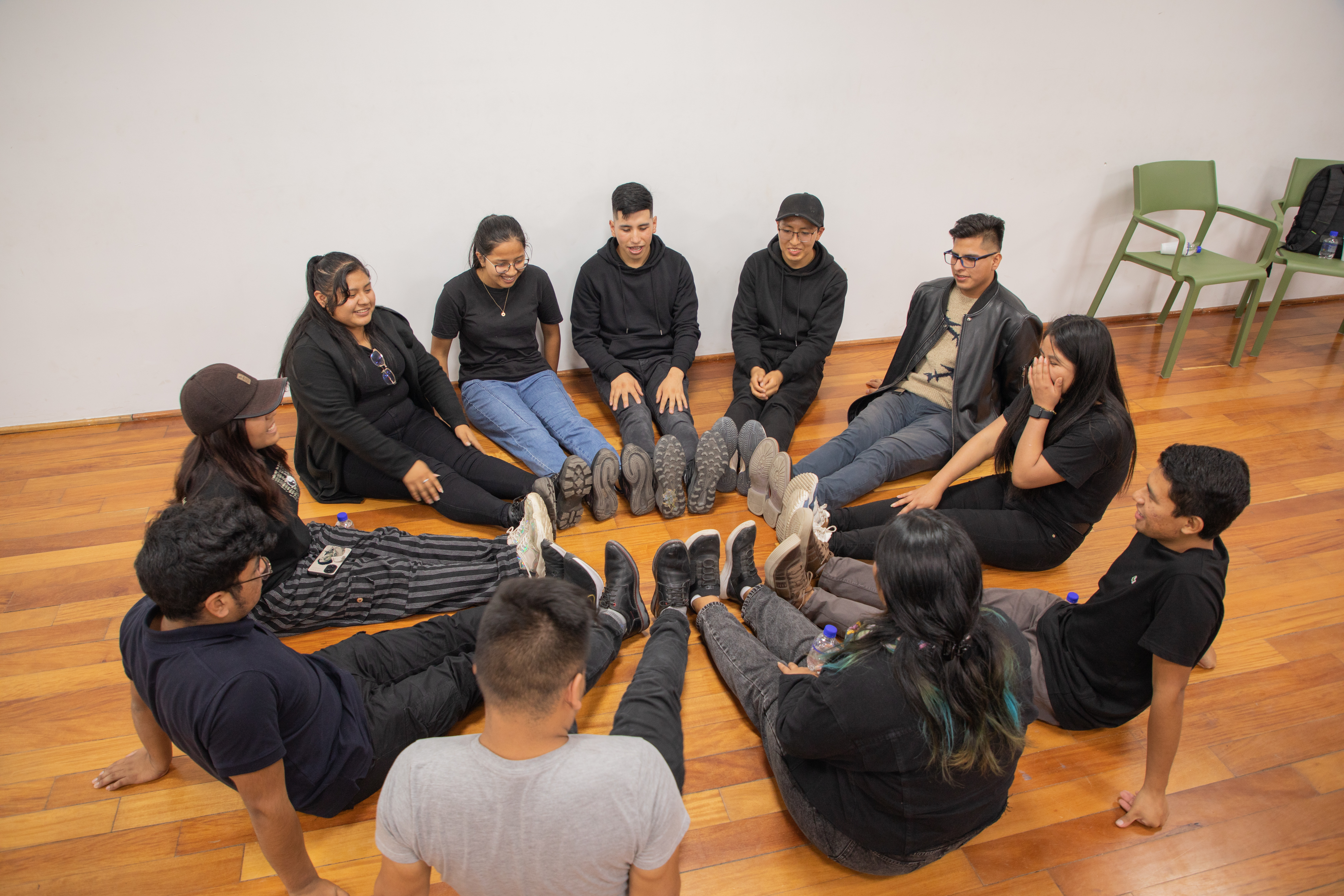 Los becarios desarrollaron habilidades blandas durante el taller de teatro.