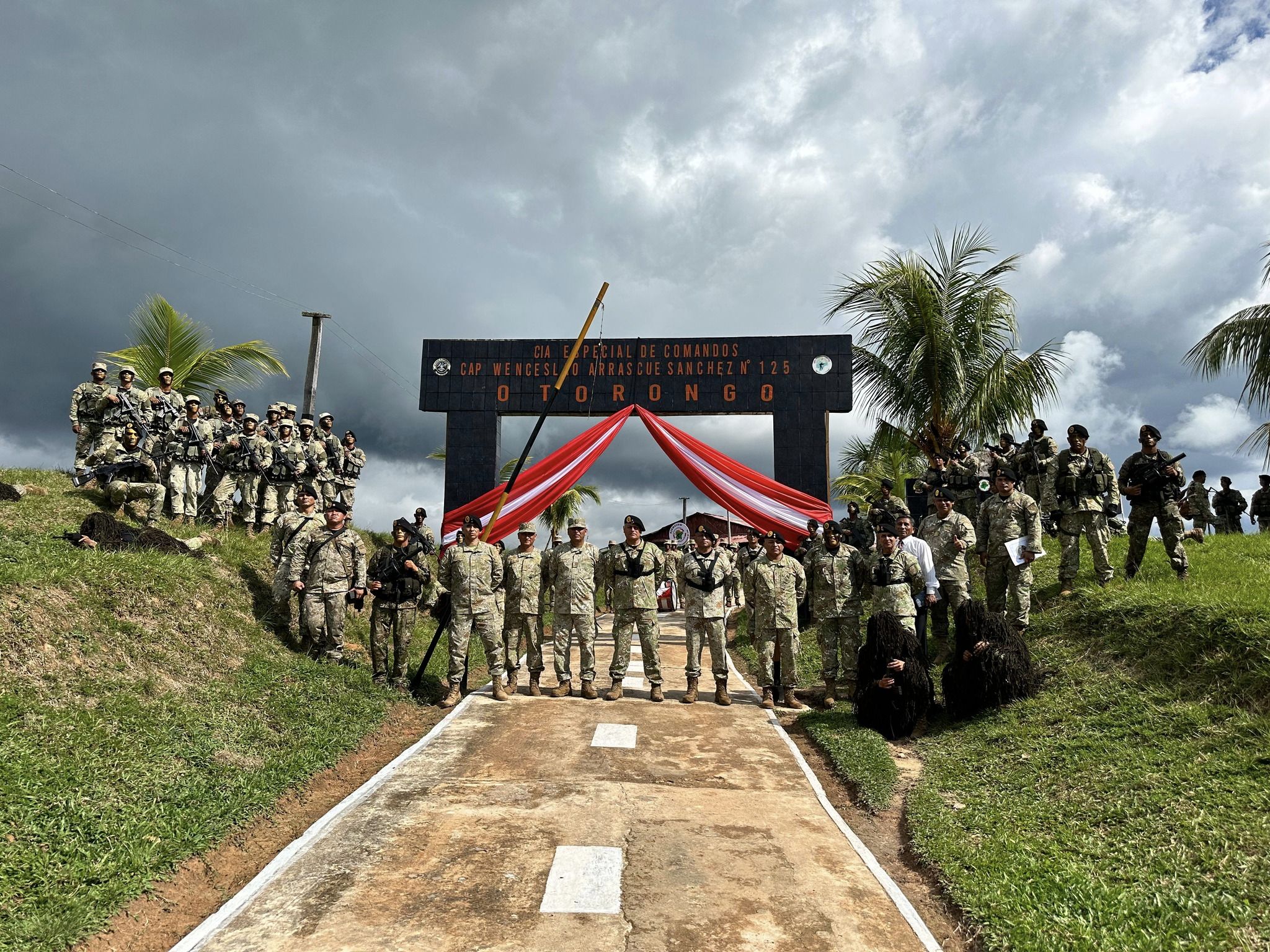 Comandante General del Ejército verifica la capacidad de entrenamiento y la moral del soldado peruano, centinelas de nuestras fronteras amazónicas.