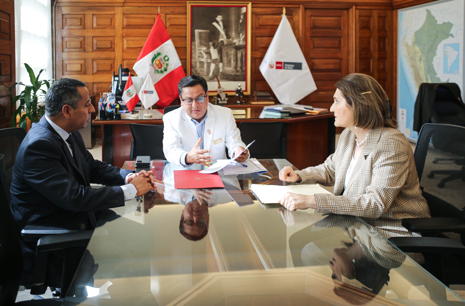 Reunión del presidente del TC, magistrado Francisco Morales Saravia y la vicepresidenta del TC, magistrada Luz Pacheco Zerga, junto al ministro de Salud, César Vásquez Sánchez.