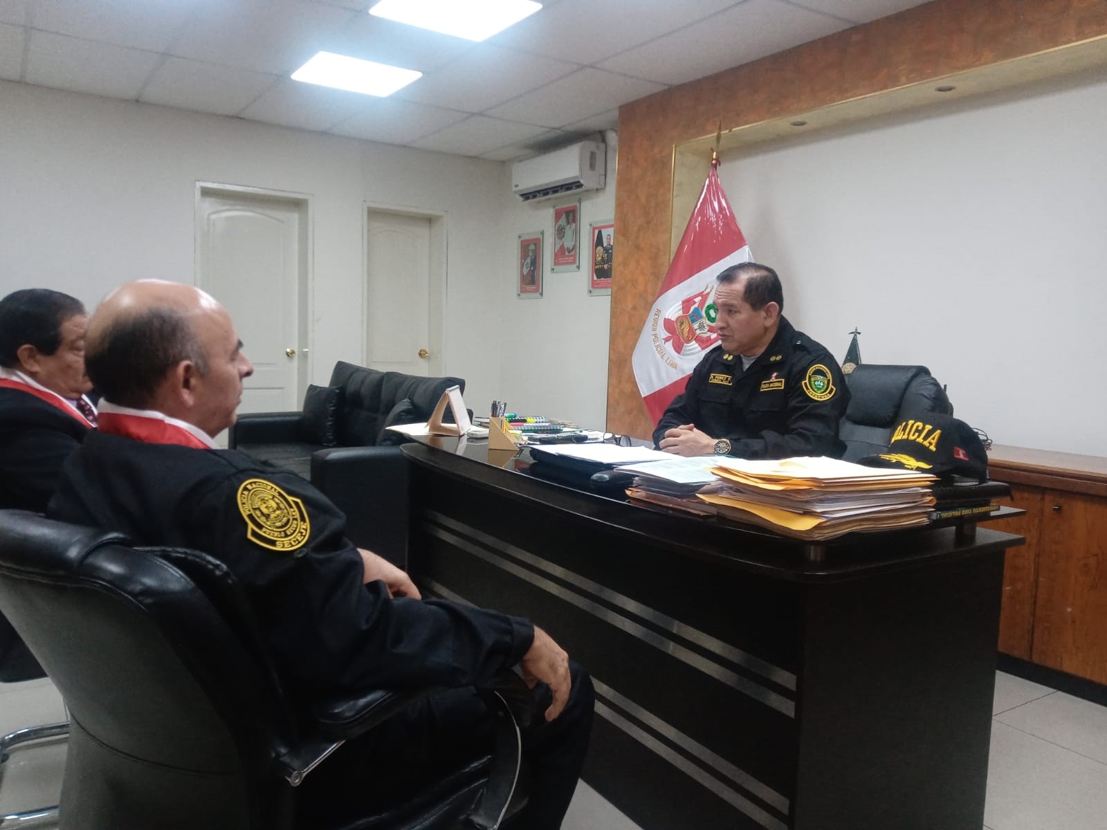 GENERAL CJ PNP RICARDO VASQUEZ PEREZ, FISCAL SUPREMO DEL FUERO MILITAR POLICIAL, BRINDANDO RECOMENDACIONES EN EL CONTEXTO DE LAS “PROTESTAS SOCIALES” AL GENERAL PNP ROGER PEREZ FIGUERO, JEFE DE LA REGION POLICIAL LIMA