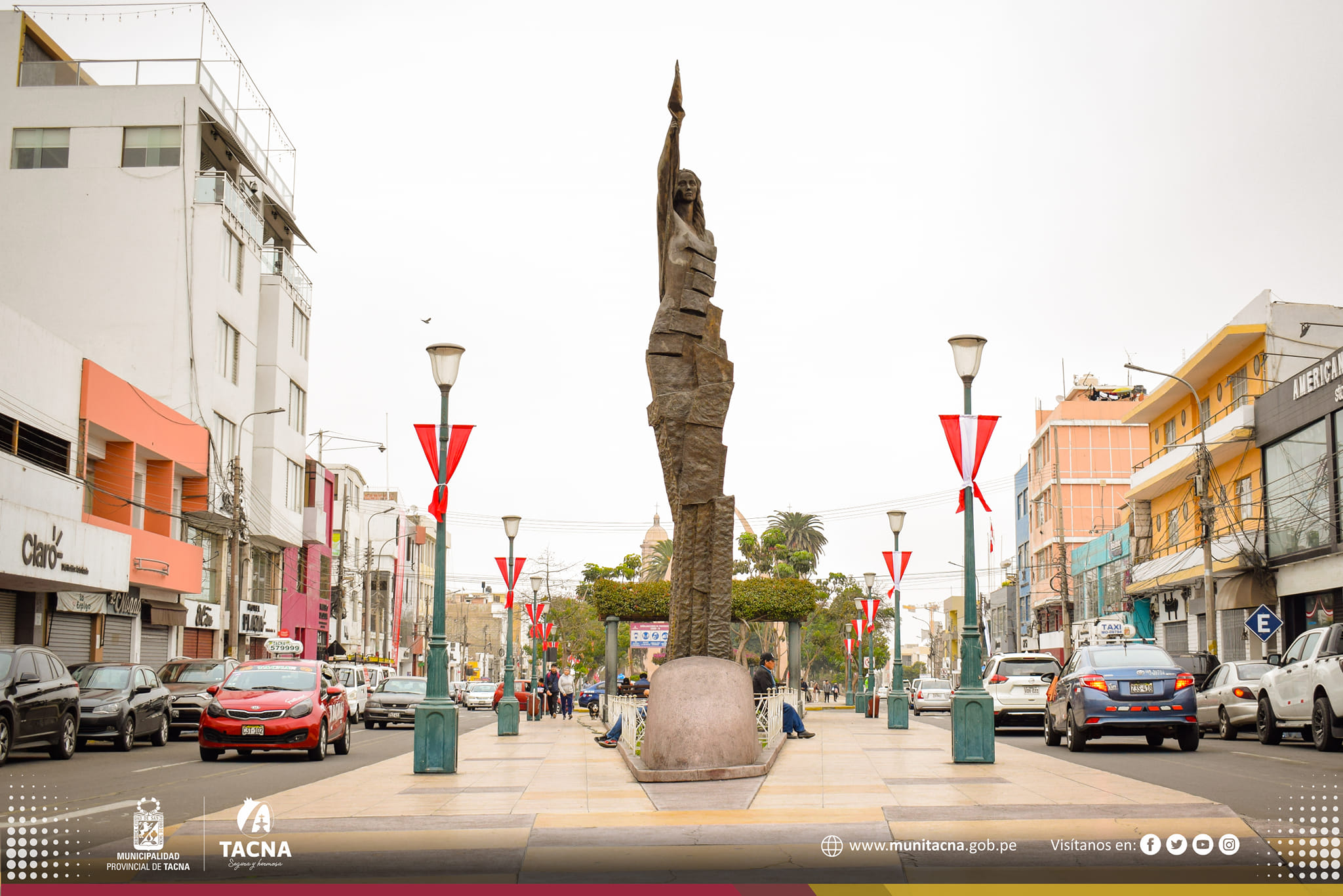 Tacna luce de rojo y blanco por Fiestas Patrias