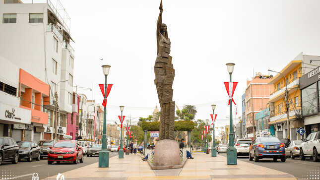 Tacna luce de rojo y blanco por Fiestas Patrias