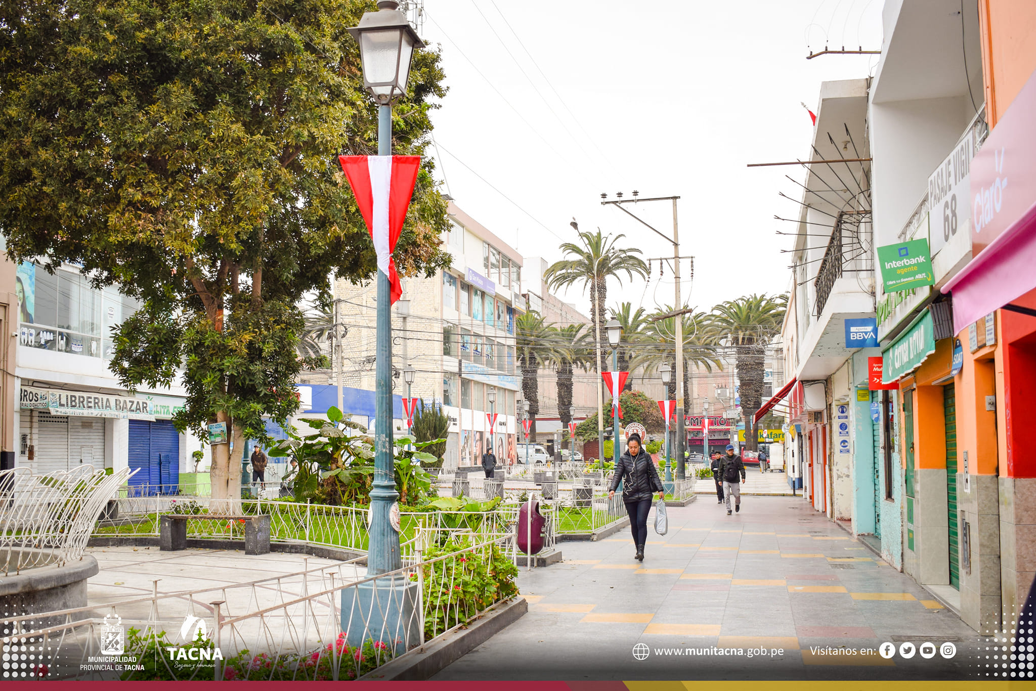 Tacna luce de rojo y blanco por Fiestas Patrias