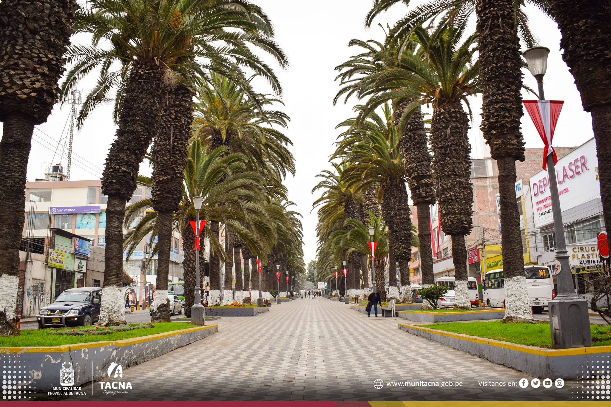 Tacna luce de rojo y blanco por Fiestas Patrias