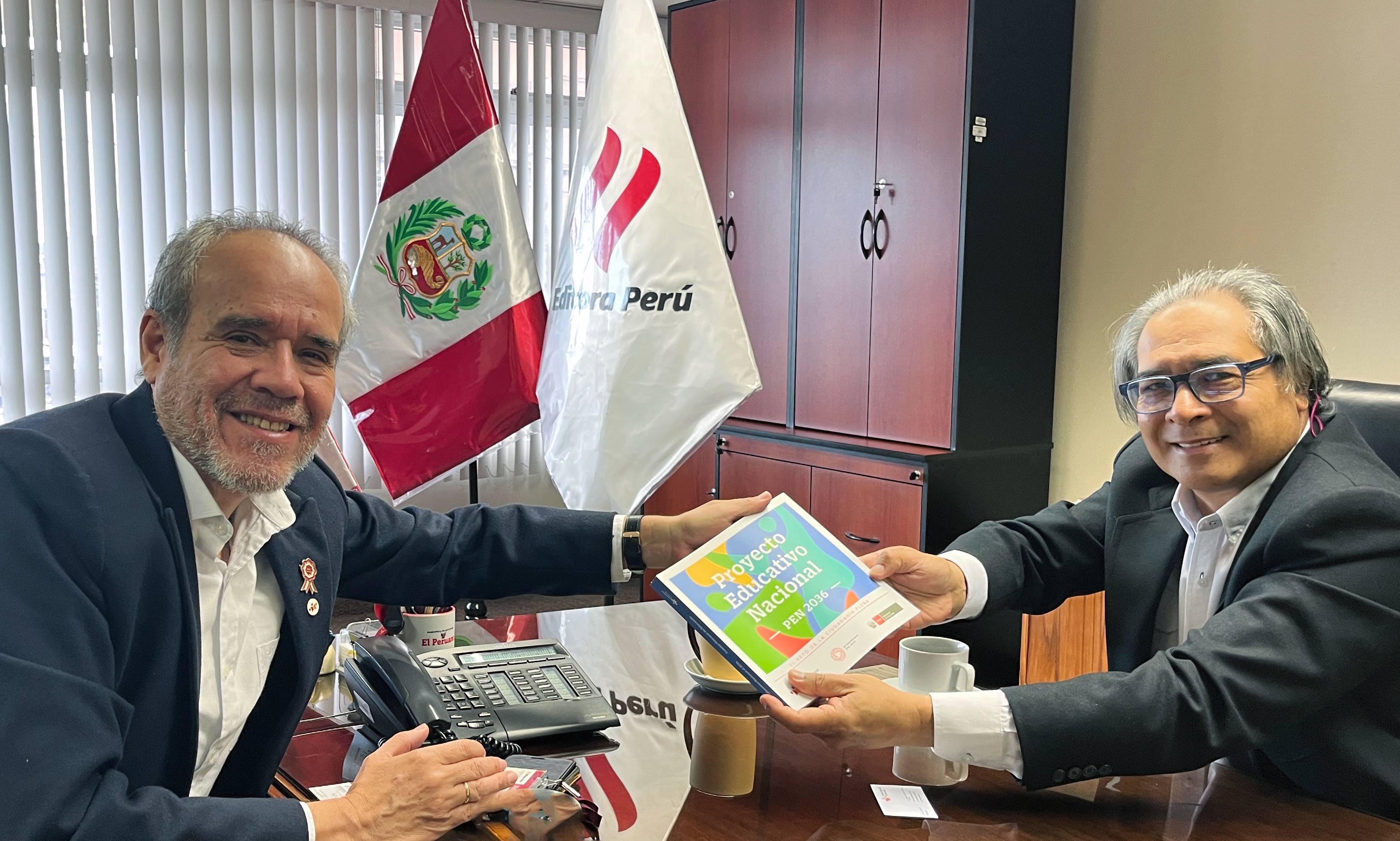 El presidente del Consejo Nacional de Educación, Luis Lescano, se reunió esta mañana con el presidente Ejecutivo de Editora Perú, Hugo Aguirre, a fin de dar conocer la visión y propósitos del Proyecto Educativo Nacional al 2036, conjunto de políticas que dan el marco estratégico a las decisiones que conducen al desarrollo de la educación en el Perú en el mediano y largo plazo.