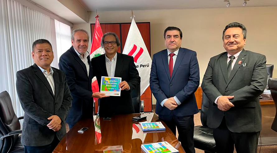 El presidente del Consejo Nacional de Educación, Luis Lescano, se reunió esta mañana con el presidente Ejecutivo de Editora Perú, Hugo Aguirre, a fin de dar conocer la visión y propósitos del Proyecto Educativo Nacional al 2036, conjunto de políticas que dan el marco estratégico a las decisiones que conducen al desarrollo de la educación en el Perú en el mediano y largo plazo.