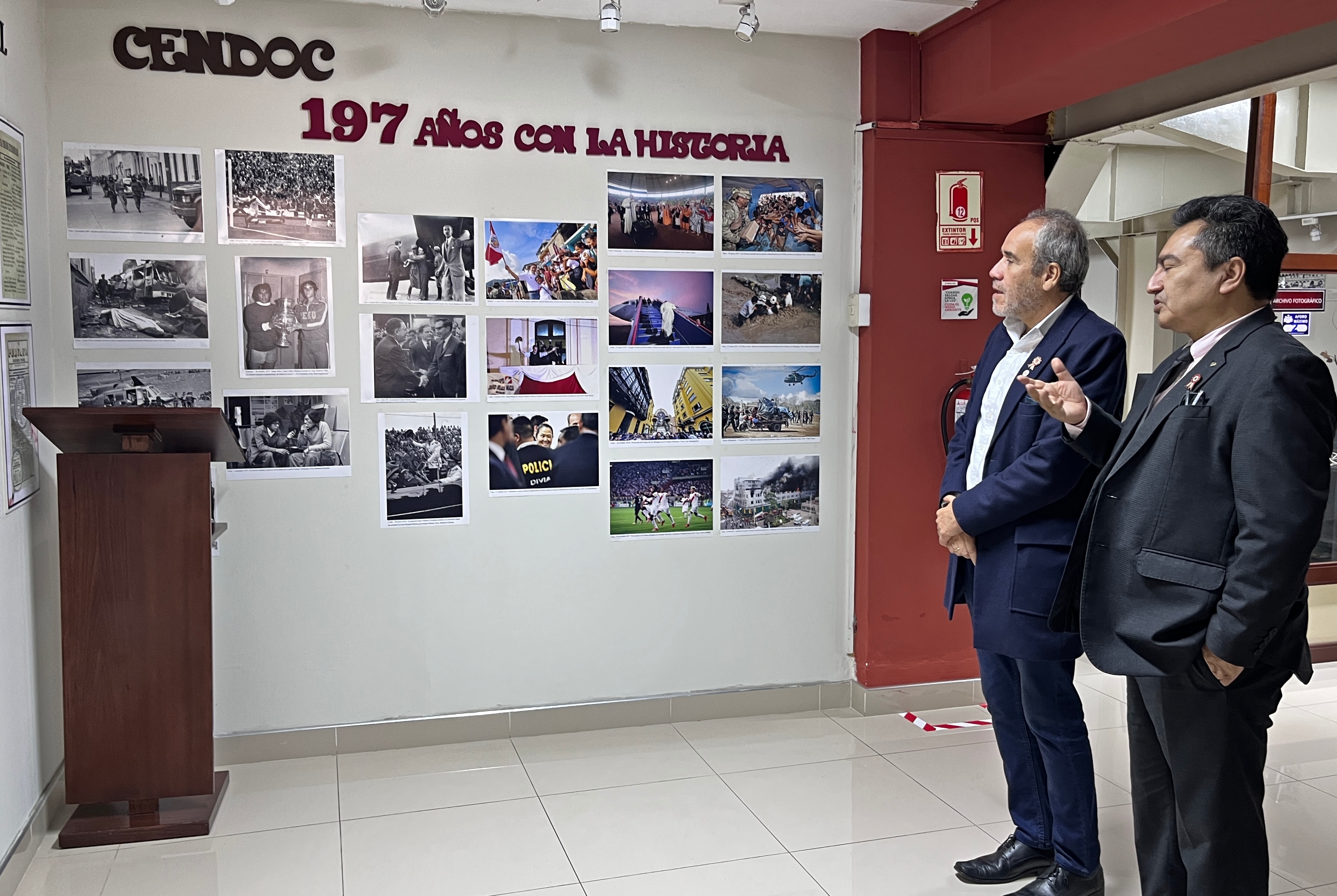 El presidente del Consejo Nacional de Educación, Luis Lescano, se reunió esta mañana con el presidente Ejecutivo de Editora Perú, Hugo Aguirre, a fin de dar conocer la visión y propósitos del Proyecto Educativo Nacional al 2036, conjunto de políticas que dan el marco estratégico a las decisiones que conducen al desarrollo de la educación en el Perú en el mediano y largo plazo.
