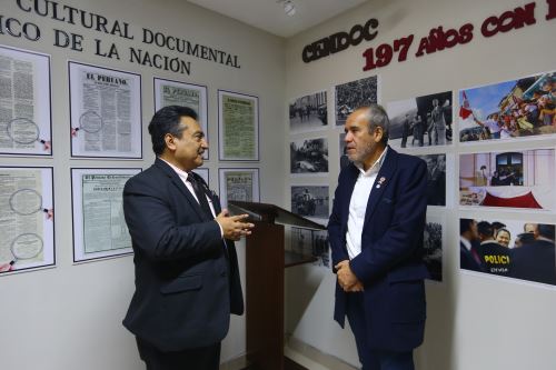 El presidente del Consejo Nacional de Educación, Luis Lescano, se reunió esta mañana con el presidente Ejecutivo de Editora Perú, Hugo Aguirre, a fin de dar conocer la visión y propósitos del Proyecto Educativo Nacional al 2036, conjunto de políticas que dan el marco estratégico a las decisiones que conducen al desarrollo de la educación en el Perú en el mediano y largo plazo.