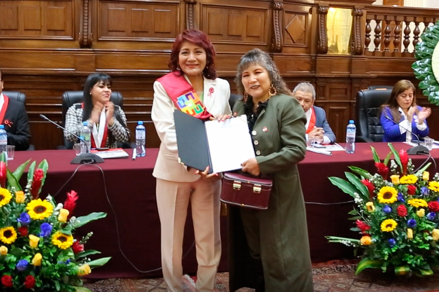 Gobernadora Rosa Vásquez condecoró a personalidades distinguidas de la región Lima en el Congreso de la República