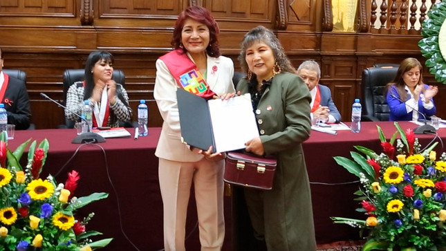 Gobernadora Rosa Vásquez condecoró a personalidades distinguidas de la región Lima en el Congreso de la República