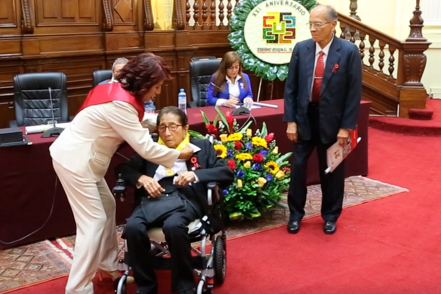 Gobernadora Rosa Vásquez condecoró a personalidades distinguidas de la región Lima en el Congreso de la República
