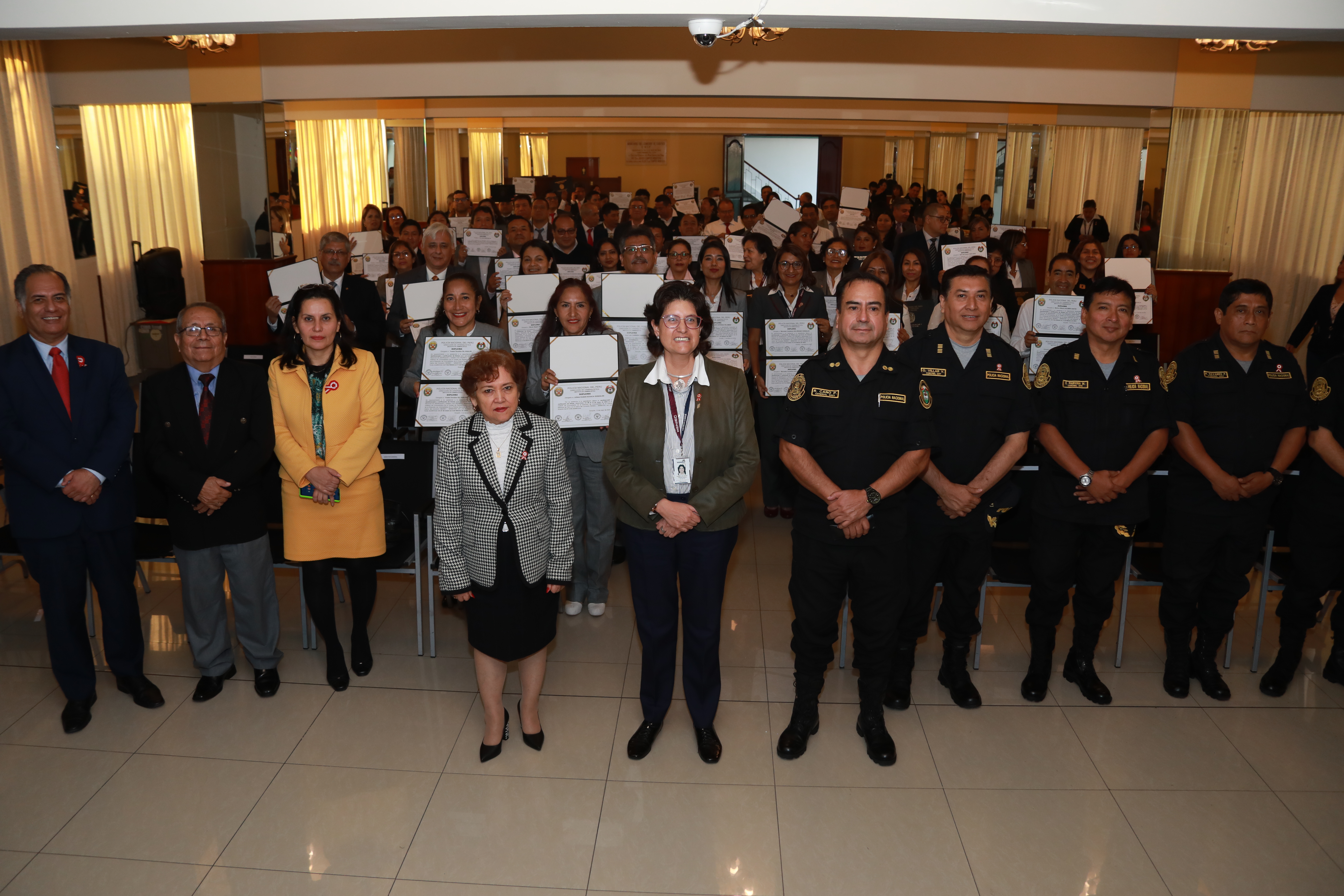 Foto grupal de los participantes con la Jefa Nacional del Reniec y PNP.