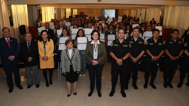 Foto grupal de los participantes con la Jefa Nacional del Reniec y PNP.